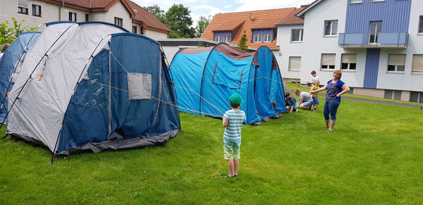 Alle helfen beim Aufbau der Zelte